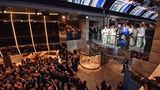 Die zweite Teil der Taufzermonie wird spontan in die Galleria verlagert, die zweistöckige Flaniermeile im Schiff. Sophia Loren erscheint am Arm von Kapitän Raffaele Pontecorvo auf einer Brücke über die 96 Meter lange Indoorpromenade.