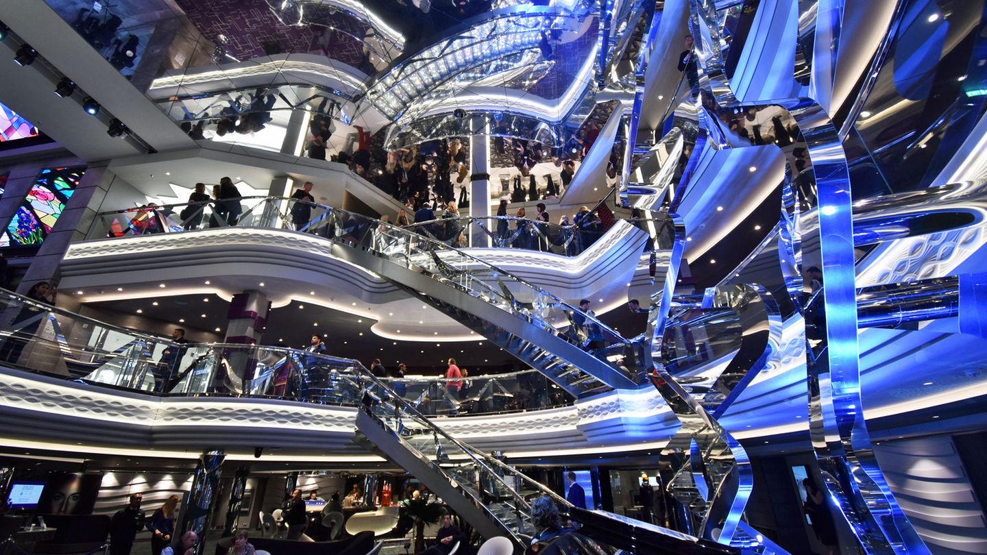 "MSC Bellissima": Die Galleria mündet in der Lobby des Schiffes: Das Atriu zieht sich über drei Decks mit seinen sechs durch Swarowski-Kristalle glitzernden Treppen hin. Der erste Eindruck durch die vielen Spiegelflächen ist verwirrend und erinnert an die perspektivisch in die Irre führenden Bilder des niederländischen Künstlers M.C. Eschers. Die Galleria mündet in der Lobby des Schiffes: Das Atriu zieht sich über drei Decks mit seinen sechs durch Swarowski-Kristalle glitzernden Treppen hin. Der erste Eindruck durch die vielen Spiegelflächen ist verwirrend und erinnert an die perspektivisch in die Irre führenden Bilder des niederländischen Künstlers M.C. Eschers.