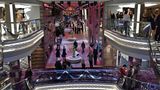 Der Schiffsrundgang beginnt: Blick in die doppelstöckige fast 100 Meter lange Promenade Galleria mit ihren Bars, Spezialitätenrestaurants und Bars. Darüber wölbt sich wie auf der "MSC Meraviglia" ein LED-Himmel.