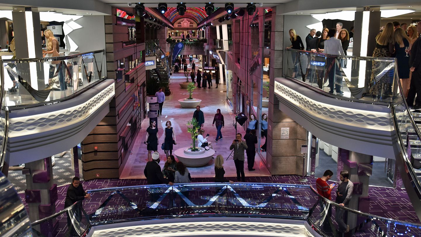 Der Schiffsrundgang beginnt: Blick in die doppelstöckige fast 100 Meter lange Promenade Galleria mit ihren Bars, Spezialitätenrestaurants und Bars. Darüber wölbt sich wie auf der "MSC Meraviglia" ein LED-Himmel.