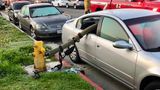Anaheim, USA: Ein Feuerwehrschlauch führt durch ein Auto, dessen Fenster dafür zuvor von Feuerwehrmännern eingeschlagen worden waren. Das Auto hatte vor einem Hydranten geparkt und so den Zugang für die Feuerwehr blockiert.