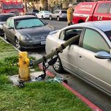 Anaheim, USA: Ein Feuerwehrschlauch führt durch ein Auto, dessen Fenster dafür zuvor von Feuerwehrmännern eingeschlagen worden waren. Das Auto hatte vor einem Hydranten geparkt und so den Zugang für die Feuerwehr blockiert.