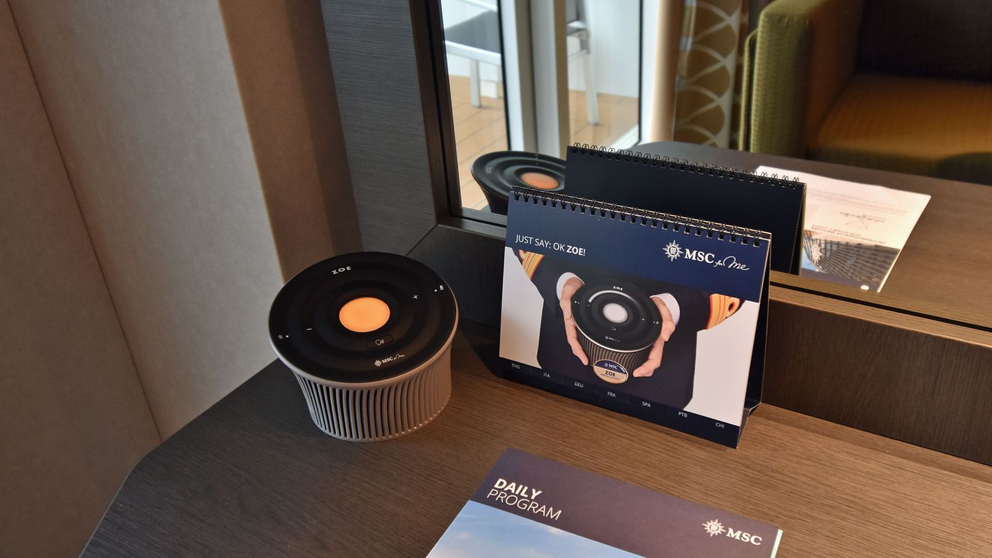"MSC Bellissima": Als Innovation ist Zoe angesagt, "the world first artificial intelligence cruise assistant". Die festinstallierte Sprachassistentin im Form einer runden Dose auf dem Schreibtisch jeder Kabine spricht angeblich sieben Sprachen, vernetzt sich mit Smart TV und Handy und weiß jetzt schon Antworten auf 800 Fragen. Doch in meinem Praxistest - "ok Zoe" zum Aktivieren des Gerätes - bekam ich stets nur die Antwort der virtuellen Damenstimme: "Netzwerkverbindung verloren, bitte prüfen." Als Innovation ist Zoe angesagt, "the world first artificial intelligence cruise assistant". Die festinstallierte Sprachassistentin im Form einer runden Dose auf dem Schreibtisch jeder Kabine spricht angeblich sieben Sprachen, vernetzt sich mit Smart TV und Handy und weiß jetzt schon Antworten auf 800 Fragen. Doch in meinem Praxistest - "ok Zoe" zum Aktivieren des Gerätes - bekam ich stets nur die Antwort der virtuellen Damenstimme: "Netzwerkverbindung verloren, bitte prüfen."