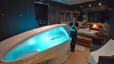 Auf mehr als 1000 Quadratmetern breiten sich der balinesische Spa- und Thermalbereich aus. Der Eintritt für die Saunalandschaft kostet extra: 40 Euro für den Tagespass, 60 Euro für Paare.