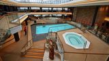 "Die MSC Bellissima" ist als Allwetterschiff ausgelegt, kann auch in kühleren und nassen Regionen unterwegs sein. Sie hat deshalb auf Deck 15 auch einen überdachten Grand Canyon Pool, gleich neben dem Solarium gelegen.