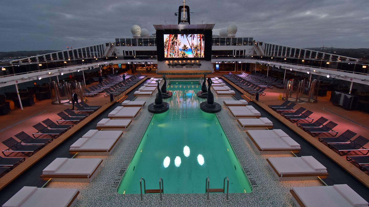 Auf Deck 15 erstreckt sich der Atmosphere Pool; ein großer Bildschirm soll Karibikstimmung im winterlichen Southampton erzeugen.