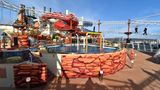 Tummelplatz Im Schatten des Schornsteins: Mit einem 80 Meter langen Klettergarten-Parcours und Wasserrutschen im Arizona Aquapark über mehrere Decks möchte die "MSC Bellissima" auch ein Spaßschiff sein.