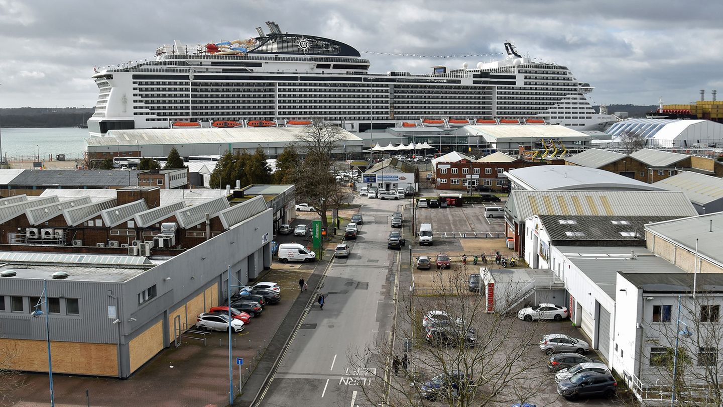 Die "MSC Bellissima" im Hafen von Southampton: Der neue Flaggschiff von MSC Cruises ist 315 Meter lang, hat 19 Decks und Platz für 5686 Passagiere. Zunächst wird das Schiff im westlichen Mittelmeer unterwegs sein, ab November 2019 in Dubai stationiert werden und ab März 2020 nach Fernost aufbrechen, nach China und Japan.
