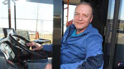 Busfahrer Igor Eisenbarth hinter dem Steuer eines Linienbus