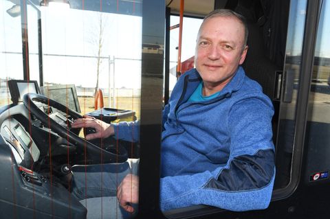 Busfahrer Igor Eisenbarth hinter dem Steuer eines Linienbus