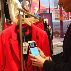 Der neue Pilot-Store von Bonprix in Hamburg: Von der Auswahl bis zu Anprobe - hier läuft Nichts ohne Handy