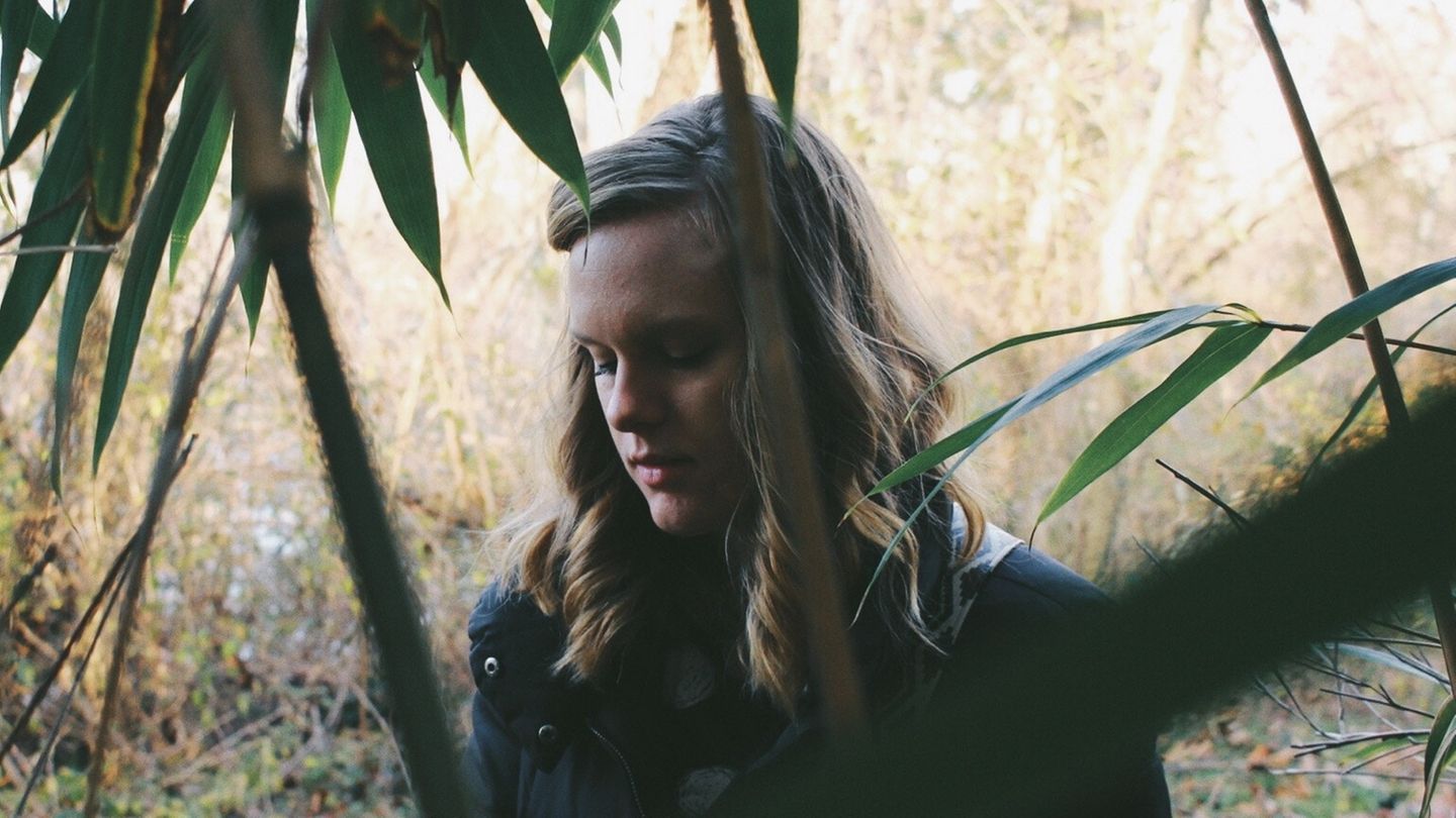 Traurige Frau im Wald