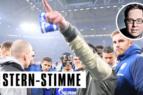 Die Schalke-Ultras rissen ihrem Kapitän nach Abpfiff am Samstag die Binde vom Arm