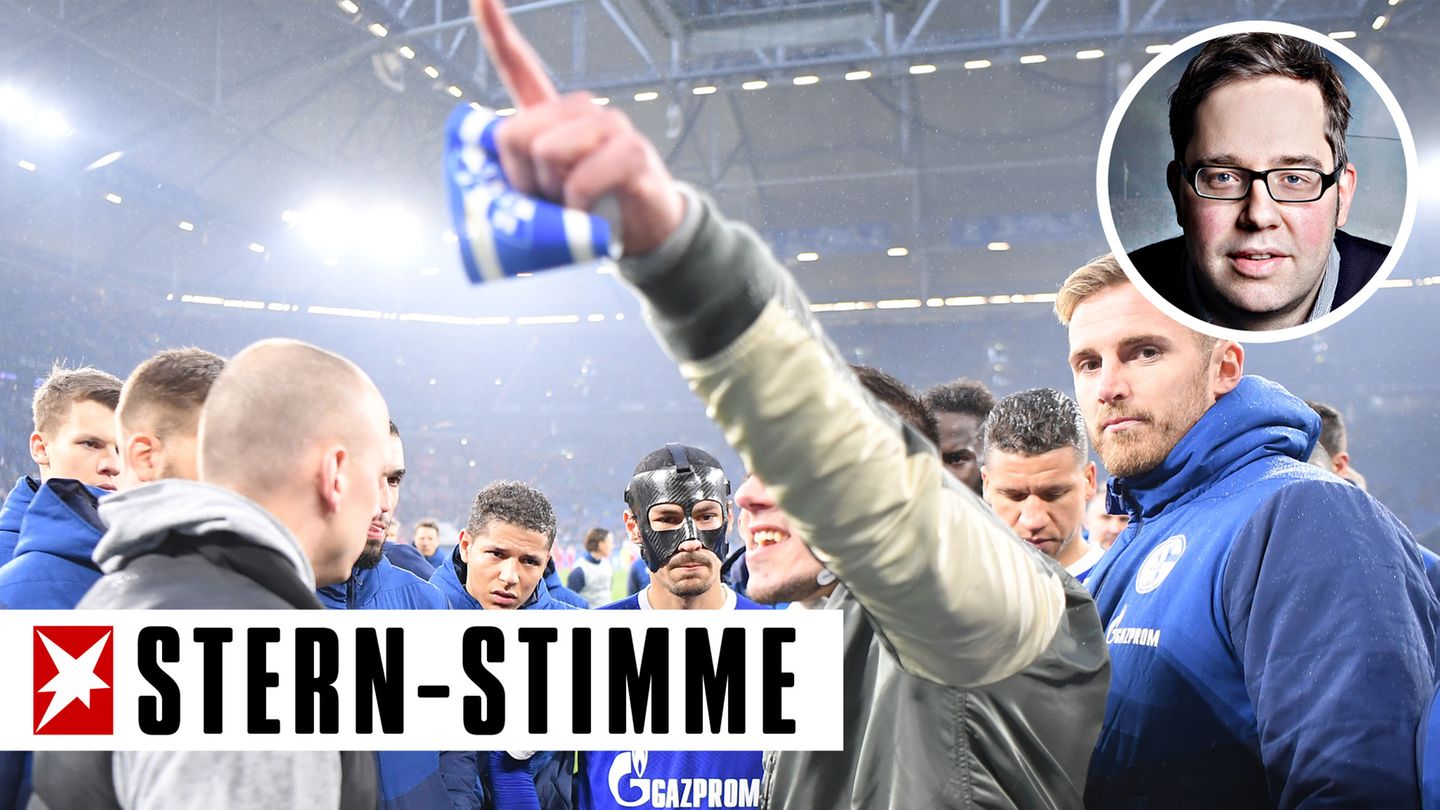 Die Schalke-Ultras rissen ihrem Kapitän nach Abpfiff am Samstag die Binde vom Arm