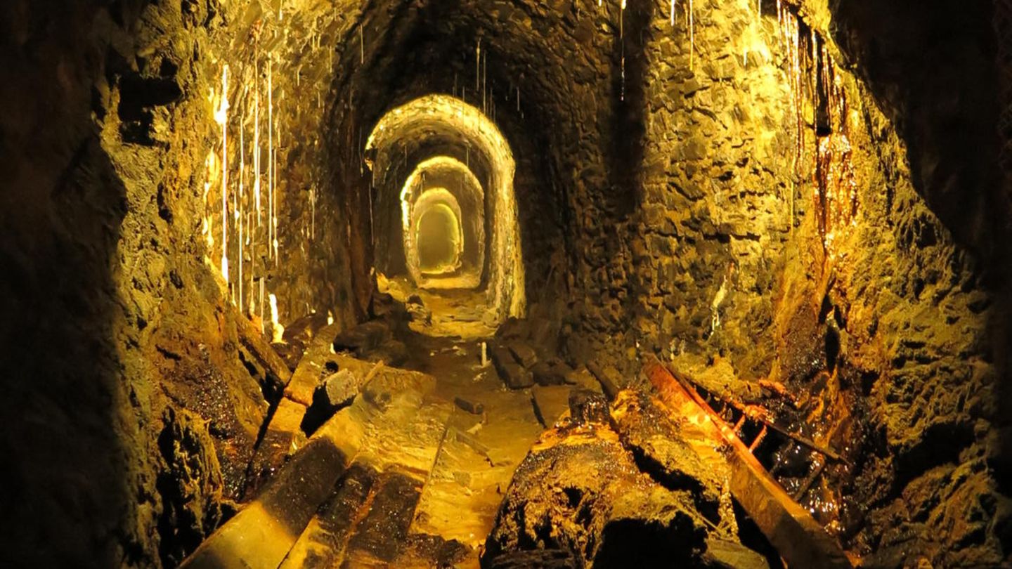 Bergwerk Rammelsberg, Goslar  Es war einmal ein Bergwerk, in dem die Menschen kontinuierlich über 1000 Jahre lang tonnenweise Erz aus der Erde gruben - das ist weltweit einmalig. Seit 1988 gräbt keiner mehr im Rammelsberg am nördlichen Rand des Harzes, dafür dürfen nun Besucher das stillgelegte Bergbaudenkmal mit seinen historischen Geräten und Stollen besuchen. Bei geführten Touren lässt sich das Industriedenkmal sowohl über als auch unter der Erde entdecken.  Infos: www.rammelsberg.de