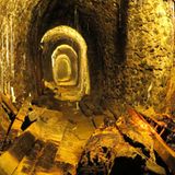 Bergwerk Rammelsberg, Goslar  Es war einmal ein Bergwerk, in dem die Menschen kontinuierlich über 1000 Jahre lang tonnenweise Erz aus der Erde gruben - das ist weltweit einmalig. Seit 1988 gräbt keiner mehr im Rammelsberg am nördlichen Rand des Harzes, dafür dürfen nun Besucher das stillgelegte Bergbaudenkmal mit seinen historischen Geräten und Stollen besuchen. Bei geführten Touren lässt sich das Industriedenkmal sowohl über als auch unter der Erde entdecken.  Infos: www.rammelsberg.de