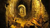 Bergwerk Rammelsberg, Goslar  Es war einmal ein Bergwerk, in dem die Menschen kontinuierlich über 1000 Jahre lang tonnenweise Erz aus der Erde gruben - das ist weltweit einmalig. Seit 1988 gräbt keiner mehr im Rammelsberg am nördlichen Rand des Harzes, dafür dürfen nun Besucher das stillgelegte Bergbaudenkmal mit seinen historischen Geräten und Stollen besuchen. Bei geführten Touren lässt sich das Industriedenkmal sowohl über als auch unter der Erde entdecken.  Infos: www.rammelsberg.de