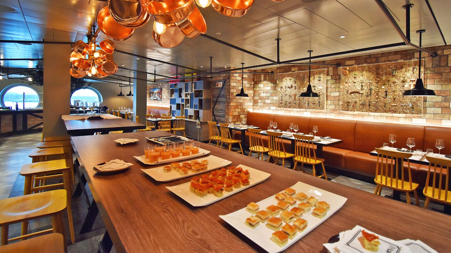 Neu an Bord: die Hola! Tapas-Bar des spanischen Zwei-Sterne-Kochs Ramón Freixa, eines der Aufpreis-Restaurants von insgesamt zwölf Restaurants. Hinzukommen die Chocolaterie des Pâtiessier-Weltmeister Jean-Philipe Mary und 20 verschiedene Bars.