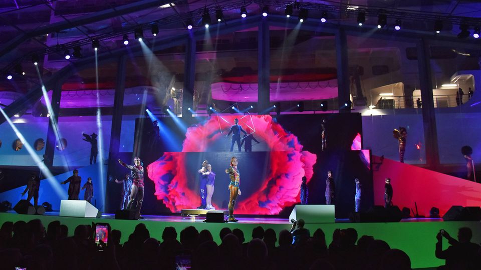 Zunächst verläuft der Countdown zur Taufe der "MSC Meraviglia" perfekt: Auf dem Bühne in einem Zelt am Kai im Hafen von Southampton werden Reden gehalten, hat der Cirque du Soleil at Sea (Foto) seinen Auftritt sowie die Tenöre Andrea und Matteo Bocelli. 