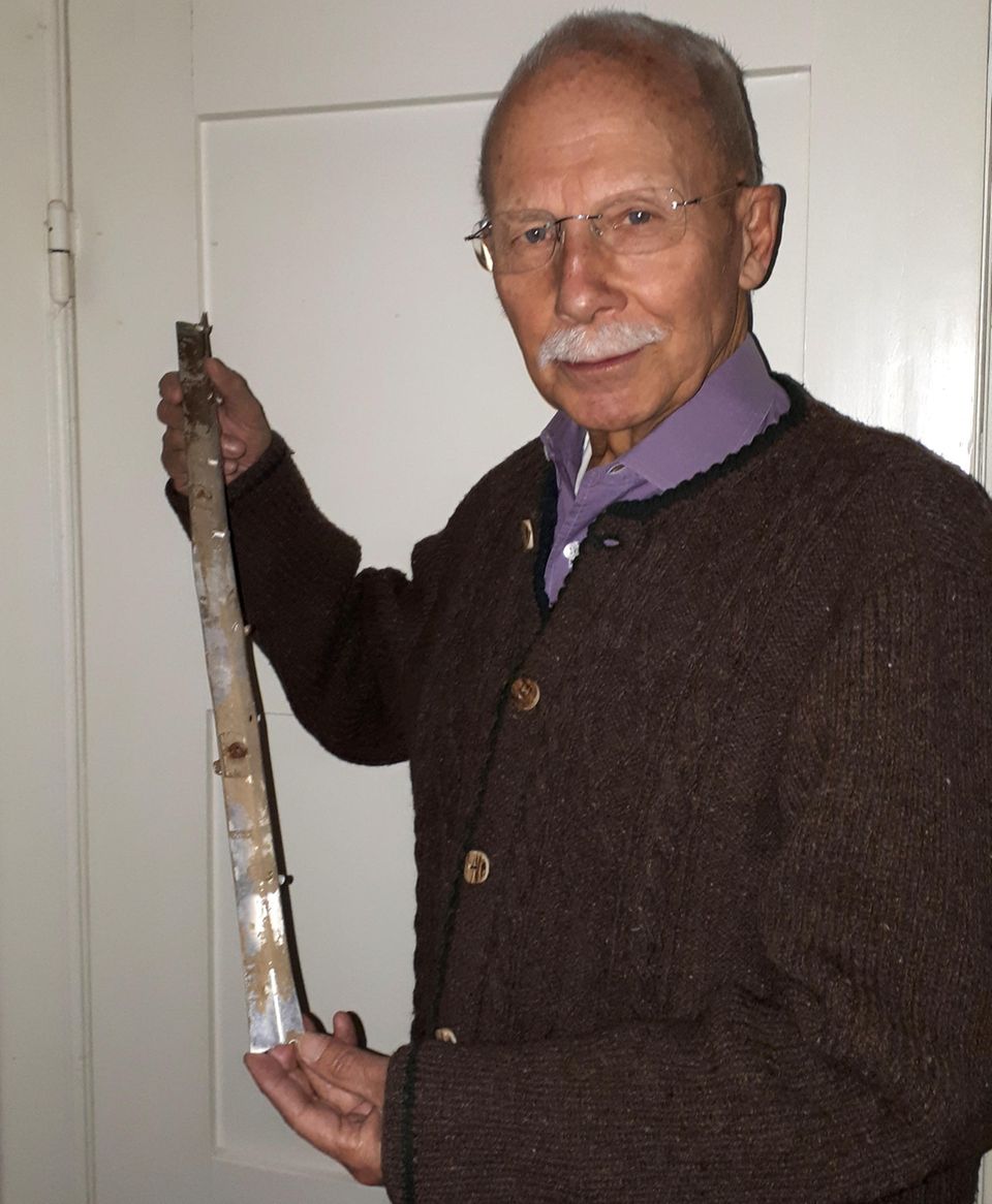 Thomas Walde mit einem Souvenir aus Börnersdorf. Dort recherchierte er mit Heidemann den Absturz des Hitler-Flugzeugs und fand eine Alu-Schiene der Ju 352 C.
