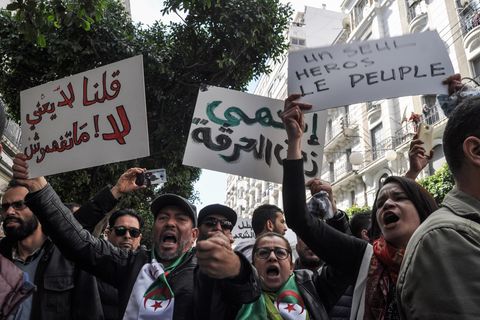 Demonstranten halten Plakate in der Hauptstadt Algier hoch