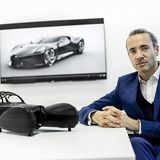 Designer Etienne Salomé mit einem Modell des 57 SC Atlantic