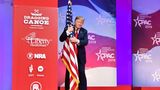 Donald Trump beschmust US-Flagge
