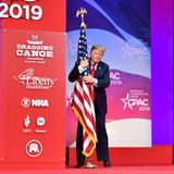 Donald Trump beschmust US-Flagge