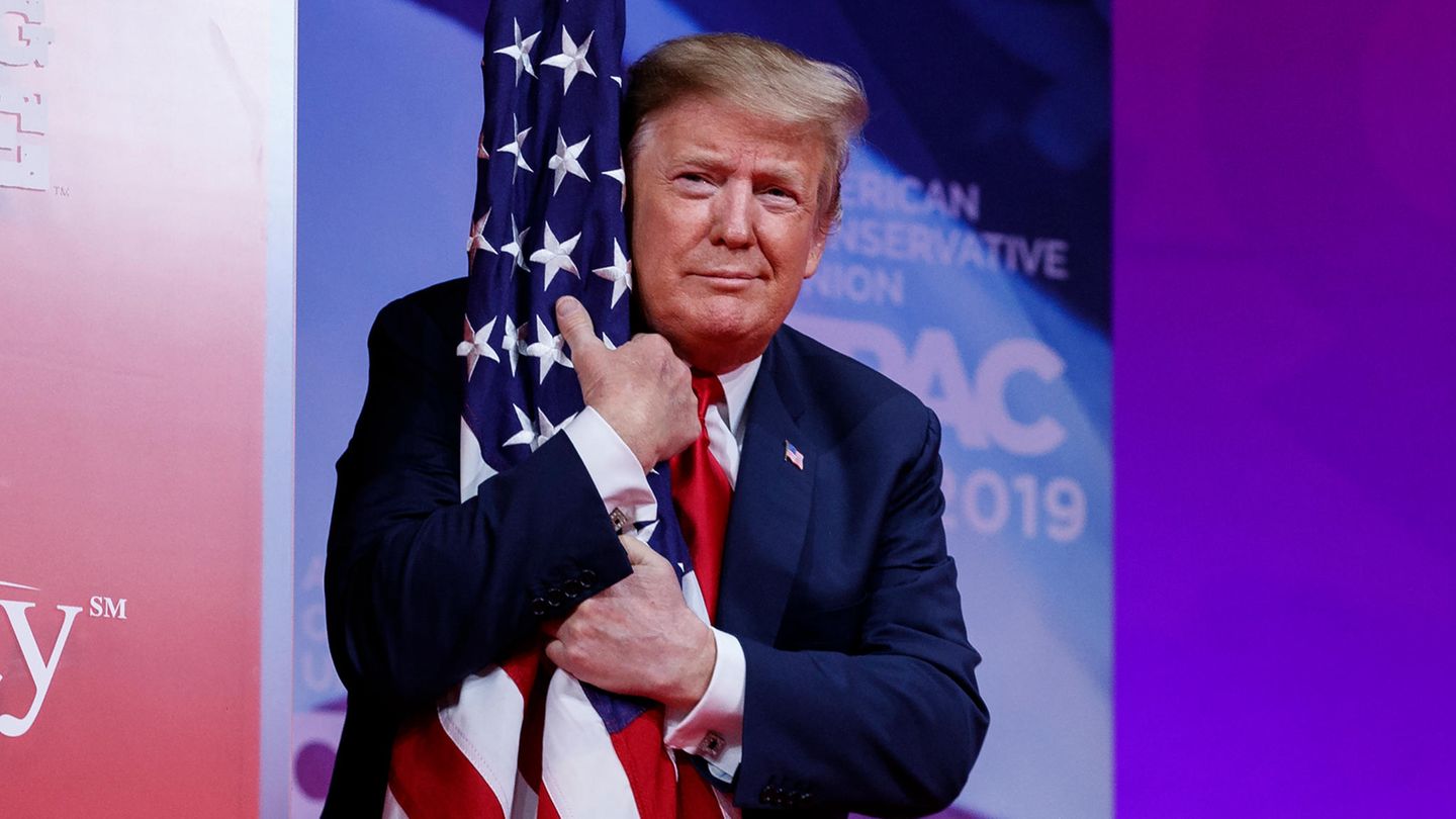 Donald Trump beschmust US-Flagge