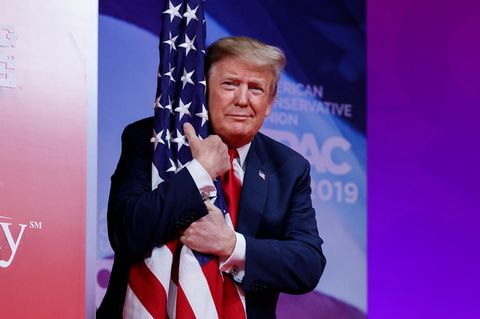 Donald Trump beschmust US-Flagge