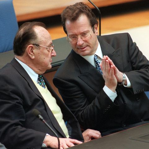 Ein Foto vom März 1997, damals debattierte der Bundestag noch in Bonn: der frühere Bundesaußenministers Hans-Dietrich Genscher (l.) mit seinem Nachfolger Klaus Kinkel.