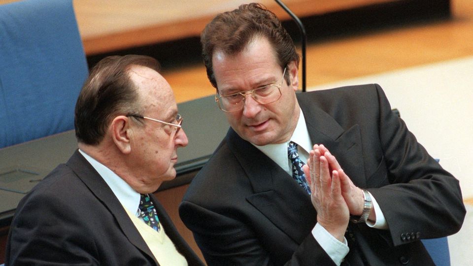 Ein Foto vom März 1997, damals debattierte der Bundestag noch in Bonn: der frühere Bundesaußenministers Hans-Dietrich Genscher (l.) mit seinem Nachfolger Klaus Kinkel.