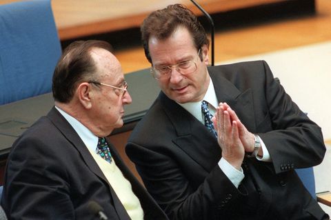 Ein Foto vom März 1997, damals debattierte der Bundestag noch in Bonn: der frühere Bundesaußenministers Hans-Dietrich Genscher (l.) mit seinem Nachfolger Klaus Kinkel.