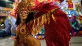 Viel Glitzer, Federn und Haut zeigt diese Tänzerin der Sambaschule  Uniao da Ilha 