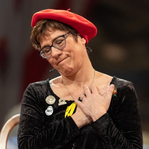 Die Bundesvorsitzende der CDU, Annegret Kramp-Karrenbauer, steht vor dem Narrengericht und verzieht das Gesicht.