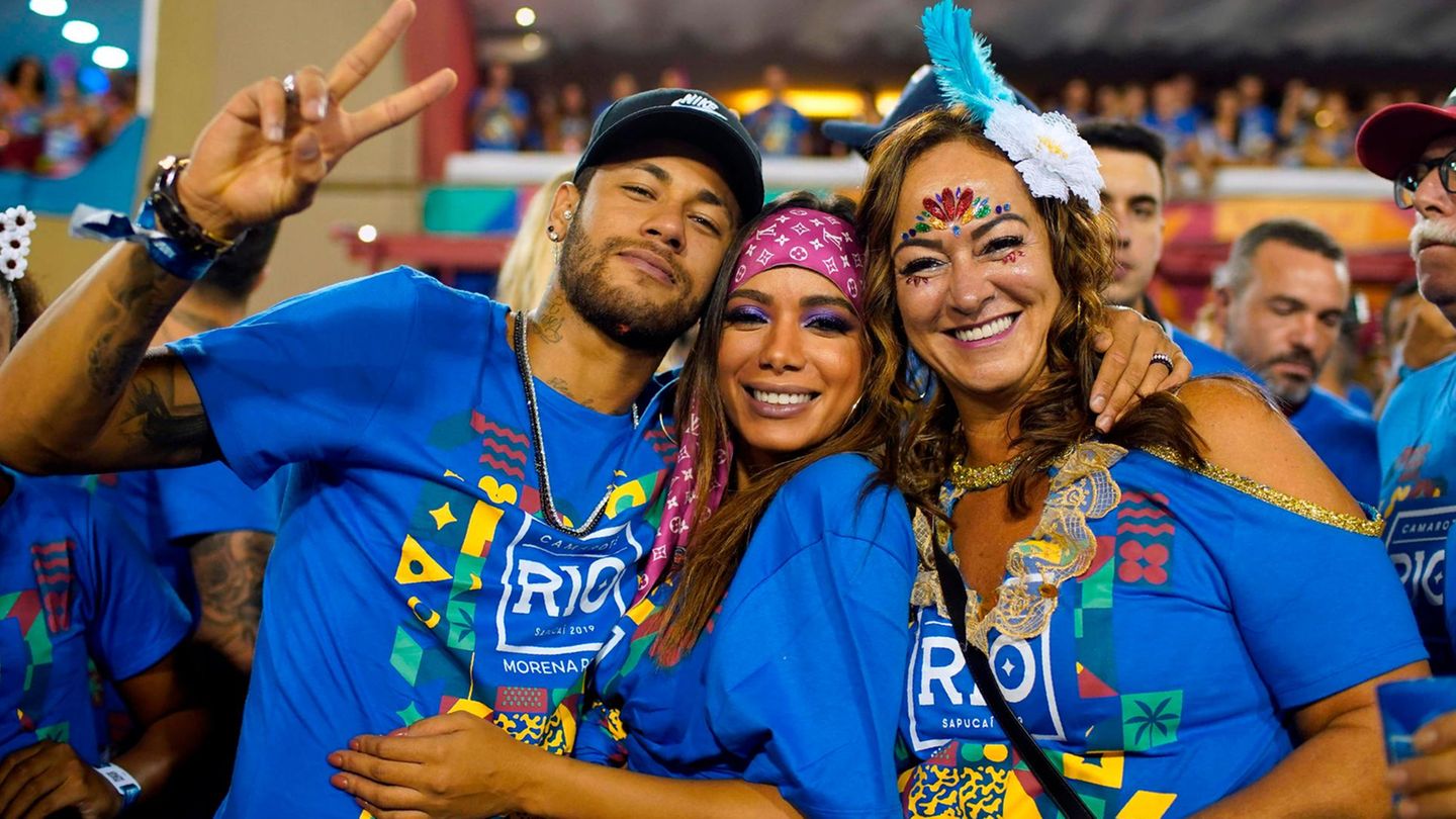 Mischt sich unters Volk bei der Parade der Sambaschule Vila Isabel: Brasiliens Fußballstar Neymar. Der Stürmerstar von Paris St. Germain hält sich derzeit zur Weiterbehandlung einer Fußverletzung in Brasilien auf.