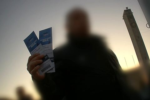 Ein Tickethändler vor dem Olympiastadion in Berlin