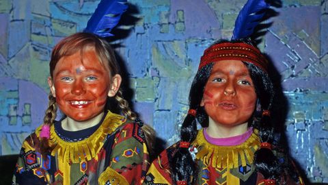 Zwei Kinder als Indianer verkleidet