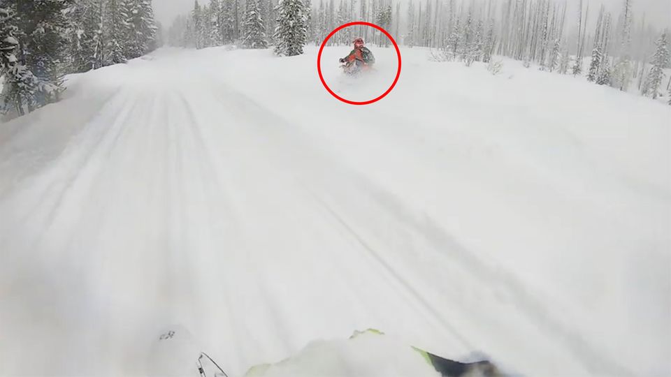 Schneemobil versinkt im Schnee Schneemobil versinkt im Schnee