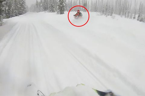 Schneemobil versinkt im Schnee