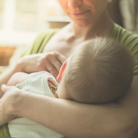 Eune Frau stillt ein Baby