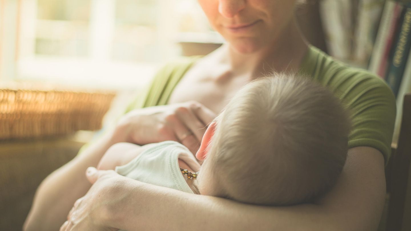 Eune Frau stillt ein Baby