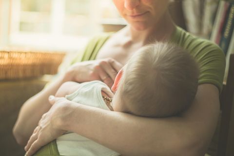Eune Frau stillt ein Baby