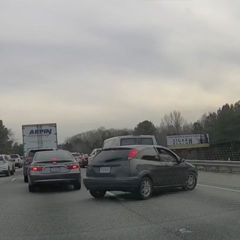 Verkehrssünder benutzen verbotenerweise den Standstreifen.