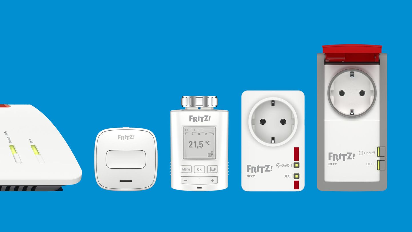 AVM Smart Home – Für Fritzbox-Besitzer  Der Hersteller des in Deutschland beliebten Routers versucht sich seit geraumer Zeit ebenfalls als Smart-Home-Anbieter. Leider gibt es bis auf Heizkörpersteuerung und schaltbare Steckdose keine weiteren Sensoren. Statt in die Eigenentwicklung zu investieren, setzen die Berliner auf das offene System DECT ULE. Damit lassen sich die entsprechenden Geräte anderer Hersteller in das AVM Smart Home einbinden, zum Beispiel die Smart-Home-Devices der Telekom. Der größte Vorteil für AVM ist jedoch die starke Verbreitung der Fritzbox in Deutschland. Sie steht etwa in jedem zweiten Haushalt, was die Fritzbox zu einer Art "Volksrouter" macht.  Fritzboxnutzer haben bereits eine vollwertige Smart-Home-Zentrale und brauchen die zusätzliche Geräte dort nur noch anzumelden. Seit Mitte 2018 können die Fritzboxen zudem sehr einfach Mesh-Netzwerke über die AVM-Repeater oder Powerline aufbauen, was neben der Haussteuerung insbesondere der Vernetzung von Unterhaltungselektronik zu Gute kommt. Was Mesh ist und wie Sie mit der Fritzbox ihr Wlan aufbohren, lesen Sie hier.