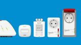 AVM Smart Home – Für Fritzbox-Besitzer  Der Hersteller des in Deutschland beliebten Routers versucht sich seit geraumer Zeit ebenfalls als Smart-Home-Anbieter. Leider gibt es bis auf Heizkörpersteuerung und schaltbare Steckdose keine weiteren Sensoren. Statt in die Eigenentwicklung zu investieren, setzen die Berliner auf das offene System DECT ULE. Damit lassen sich die entsprechenden Geräte anderer Hersteller in das AVM Smart Home einbinden, zum Beispiel die Smart-Home-Devices der Telekom. Der größte Vorteil für AVM ist jedoch die starke Verbreitung der Fritzbox in Deutschland. Sie steht etwa in jedem zweiten Haushalt, was die Fritzbox zu einer Art "Volksrouter" macht.  Fritzboxnutzer haben bereits eine vollwertige Smart-Home-Zentrale und brauchen die zusätzliche Geräte dort nur noch anzumelden. Seit Mitte 2018 können die Fritzboxen zudem sehr einfach Mesh-Netzwerke über die AVM-Repeater oder Powerline aufbauen, was neben der Haussteuerung insbesondere der Vernetzung von Unterhaltungselektronik zu Gute kommt. Was Mesh ist und wie Sie mit der Fritzbox ihr Wlan aufbohren, lesen Sie hier.