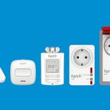 AVM Smart Home – Für Fritzbox-Besitzer  Der Hersteller des in Deutschland beliebten Routers versucht sich seit geraumer Zeit ebenfalls als Smart-Home-Anbieter. Leider gibt es bis auf Heizkörpersteuerung und schaltbare Steckdose keine weiteren Sensoren. Statt in die Eigenentwicklung zu investieren, setzen die Berliner auf das offene System DECT ULE. Damit lassen sich die entsprechenden Geräte anderer Hersteller in das AVM Smart Home einbinden, zum Beispiel die Smart-Home-Devices der Telekom. Der größte Vorteil für AVM ist jedoch die starke Verbreitung der Fritzbox in Deutschland. Sie steht etwa in jedem zweiten Haushalt, was die Fritzbox zu einer Art "Volksrouter" macht.  Fritzboxnutzer haben bereits eine vollwertige Smart-Home-Zentrale und brauchen die zusätzliche Geräte dort nur noch anzumelden. Seit Mitte 2018 können die Fritzboxen zudem sehr einfach Mesh-Netzwerke über die AVM-Repeater oder Powerline aufbauen, was neben der Haussteuerung insbesondere der Vernetzung von Unterhaltungselektronik zu Gute kommt. Was Mesh ist und wie Sie mit der Fritzbox ihr Wlan aufbohren, lesen Sie hier.
