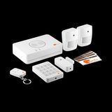 Egardia – Für die Alarmstimmung  Im Vergleich zu Gigaset Elements kommt Egardia einer professionellen Alarmanlage näher. Ohne Bohren und verlegen von Leitungen lassen sich die Sensoren an Fenster und Türen anbringen. Bewegungsmelder überwachen Flure, Glasbruchsensoren geben bei eingeschlagenen Fenstern Alarm und wetterfeste Kameras überwachen den Eingangsbereich. Alarme können still oder über Sirenen nebst Blinklicht laut ausgelöst werden. Und wie es sich für eine ernsthafte Sicherheitsanlage gehört, wird sie mit einer Fernbedienung ausgeliefert.  Was Egardia zur Alarmanlage macht ist weniger die Technik, sondern vor allem der Service dahinter. Ein kostenpflichtiges Abo vorausgesetzt ruft das System im Einbruchsfall auf dem Smartphone an, bis zu sechs Kontaktpersonen werden automatisch benachrichtigt, das Licht schaltet sich im Haus automatisch ein und die Videokameras legen die Aufnahmen sofort in einem Cloudspeicher ab. Selbst wenn im Haus Strom und Internet ausfallen sollten, wird eine Alarm-SMS herausgejagt.    Preis 300 Euro.