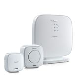 Gigaset Smart Home - Für handbuchabstinente Nestverteidiger  Die ehemalige Siemenstochter Gigaset hat sich mit "Elements" vor allem auf die Überwachung im smarten Zuhause spezialisiert. Durch einfaches Plug and Play lassen die Gigaset-Sensoren für Türen, Fenster, Bewegungsmelder sowie Alarmsirenen zusammenschalten und über eine selbsterklärende App steuern. Die Überwachungskamera liefert selbst bei Nacht helle Bilder dank Infrarot, doch trotz HD ist die Bildqualität selbst bei Tageslicht dürftig. Wer die Bilder speichern will, muss für 99 Cent im Monat einen Cloud-Speicher bei Gigaset mieten. Einen Speicherkartenslot bietet die Kamera nicht.  Wer mittels Smart Home ohne Handbuchstudium lediglich seine vier Wände vor Einbruch etwas absichern möchte, macht bei dem Gigaset-Produkt wenig falsch. Einrichtung und Bedienung sind simpel. Beim Verlassen der Wohnung wird die Anlage über das Smartphone scharf geschaltet, alternativ lässt sich das ebenfalls über Alexa oder dem Google Assistent per Sprachbefehl erledigen.  Preis für das Basispaket 190 Euro.