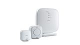 Gigaset Smart Home - Für handbuchabstinente Nestverteidiger  Die ehemalige Siemenstochter Gigaset hat sich mit "Elements" vor allem auf die Überwachung im smarten Zuhause spezialisiert. Durch einfaches Plug and Play lassen die Gigaset-Sensoren für Türen, Fenster, Bewegungsmelder sowie Alarmsirenen zusammenschalten und über eine selbsterklärende App steuern. Die Überwachungskamera liefert selbst bei Nacht helle Bilder dank Infrarot, doch trotz HD ist die Bildqualität selbst bei Tageslicht dürftig. Wer die Bilder speichern will, muss für 99 Cent im Monat einen Cloud-Speicher bei Gigaset mieten. Einen Speicherkartenslot bietet die Kamera nicht.  Wer mittels Smart Home ohne Handbuchstudium lediglich seine vier Wände vor Einbruch etwas absichern möchte, macht bei dem Gigaset-Produkt wenig falsch. Einrichtung und Bedienung sind simpel. Beim Verlassen der Wohnung wird die Anlage über das Smartphone scharf geschaltet, alternativ lässt sich das ebenfalls über Alexa oder dem Google Assistent per Sprachbefehl erledigen.  Preis für das Basispaket 190 Euro.
